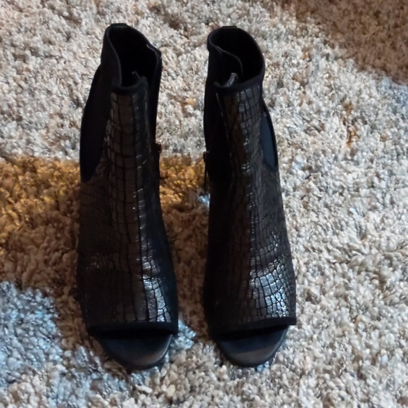 Like new with box Donald Pliner peep toe booties - Picture 3 of 4